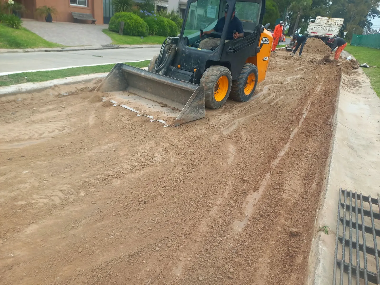 Máquina trabajando en el movimiento de suelo de un camino