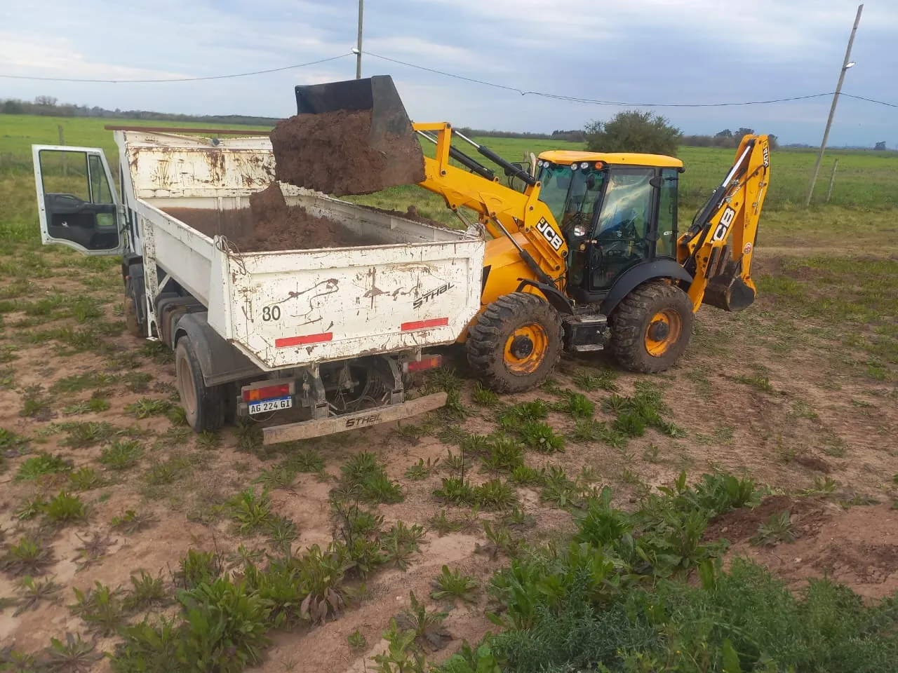 Maquinaria cargando suelo en un camión