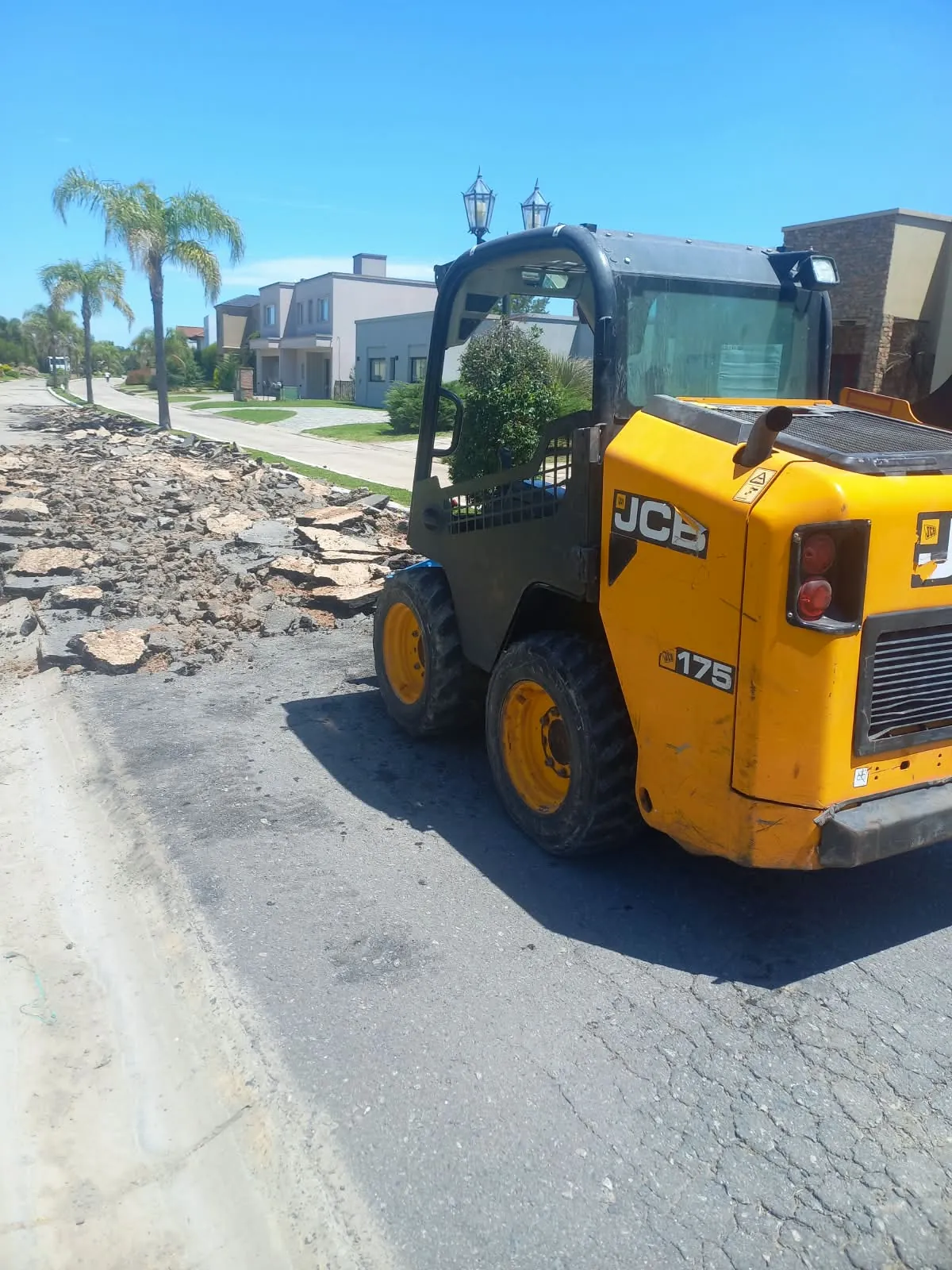 Máquina trabajando sobre el terreno
